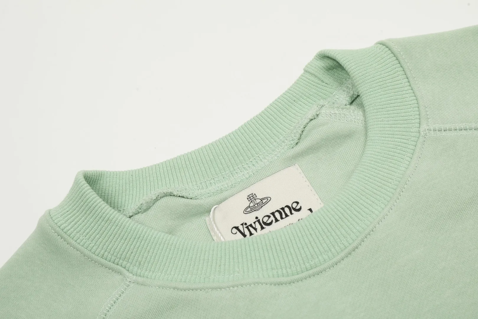VIVI70# "Exclusive hot style" vivienne west wood West Queen Vivienne Saturn classic winning round neck sweatshirt 2024 top hot style No need to say more, directly open the details YB mold opening Correct overlock neckline details ⚠️The authentic product is the overlock threaded collar without a collar strip. Our family only makes the right version. We are careful to make sure that the first release of the Queen Mother on the whole network is correct. The full range of correct accessories and every detail is completely restored. Straight up to full Size: XS-L